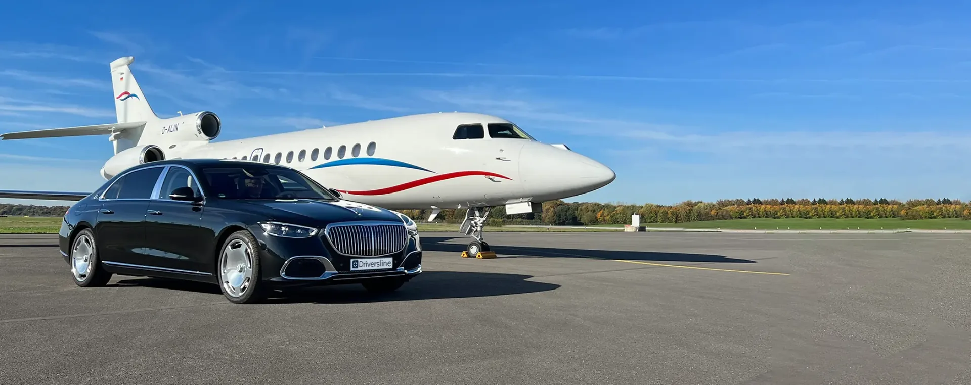 Schwarzer Mercedes-Maybach von Driversline vor einem Privatjet