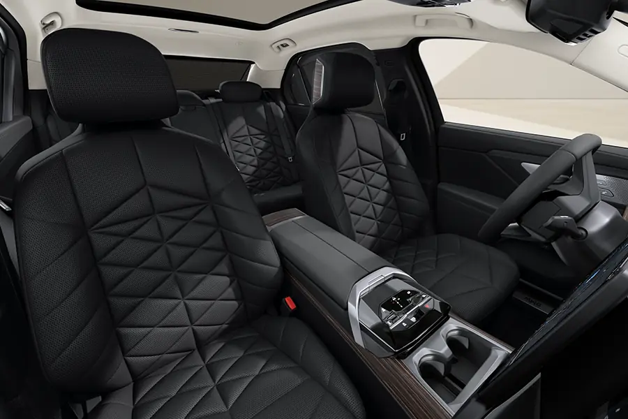 Seat rows of the BMW i7 in black diamond-quilted leather
