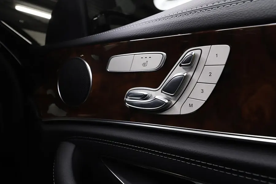Door trim of the Mercedes-Benz E-Class with seat adjustment