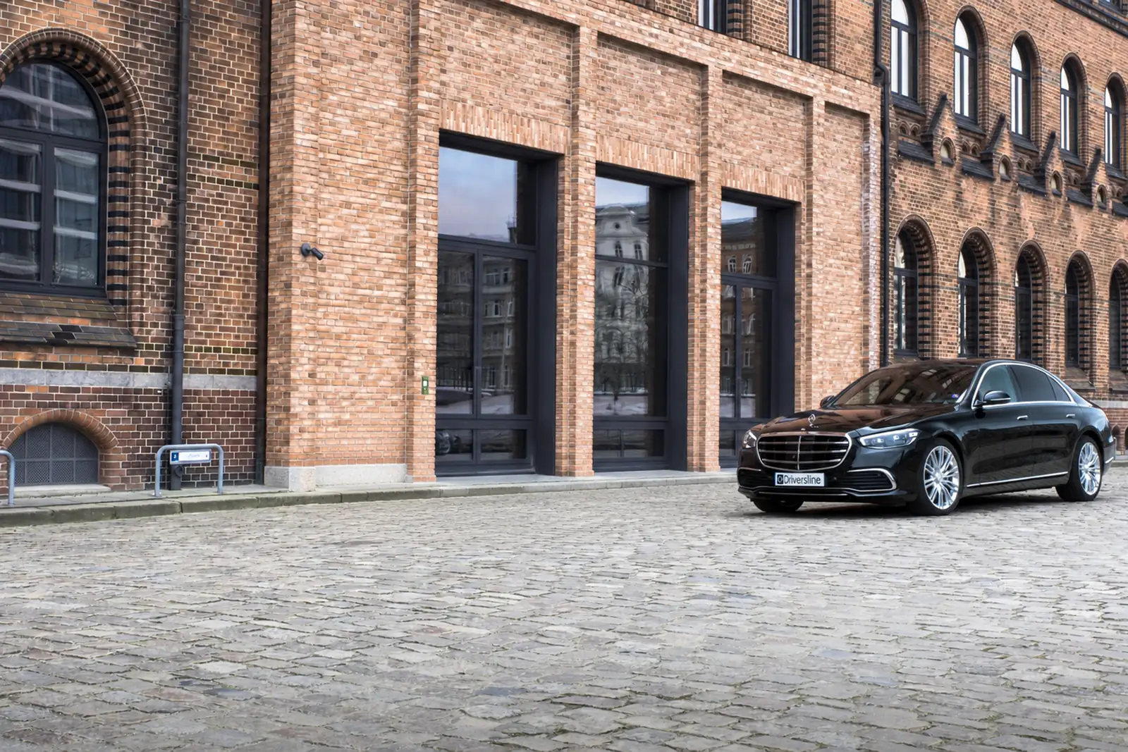 Mercedes-Benz S-Klasse Limousine vor einem Hamburger Kontorhaus