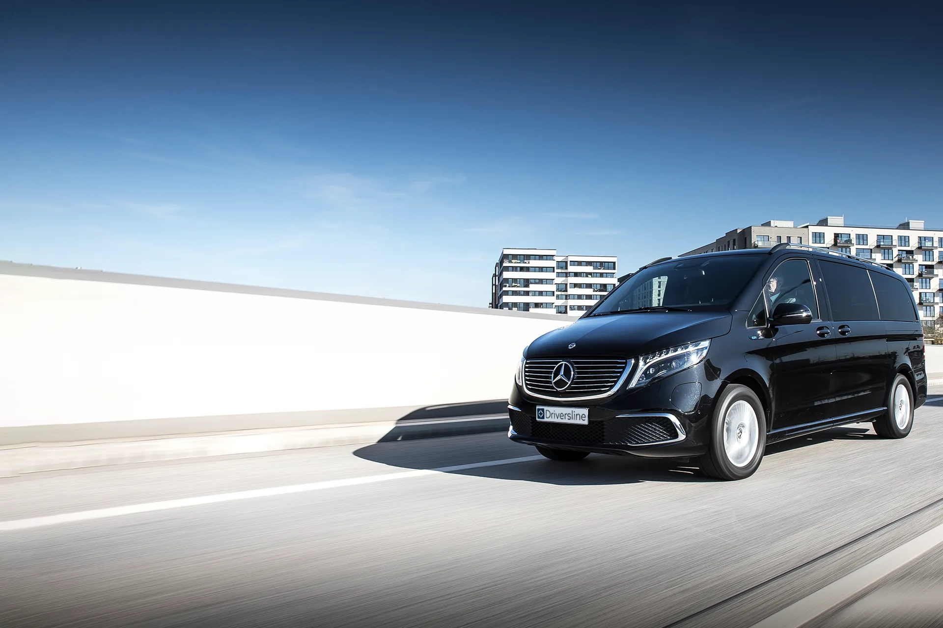 Mercedes-Benz EQV in Fahrt auf einer Uferstraße