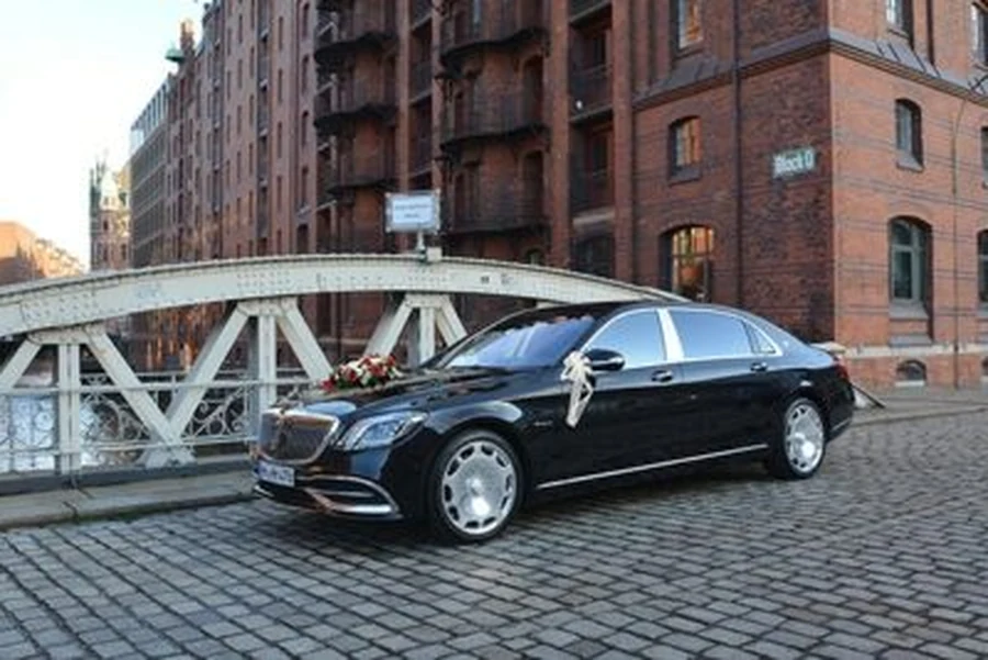 A Mercedes-Maybach with a flower arrangement on the bonnet and a ribbon on the wing mirror in Hamburg's Speicherstadt