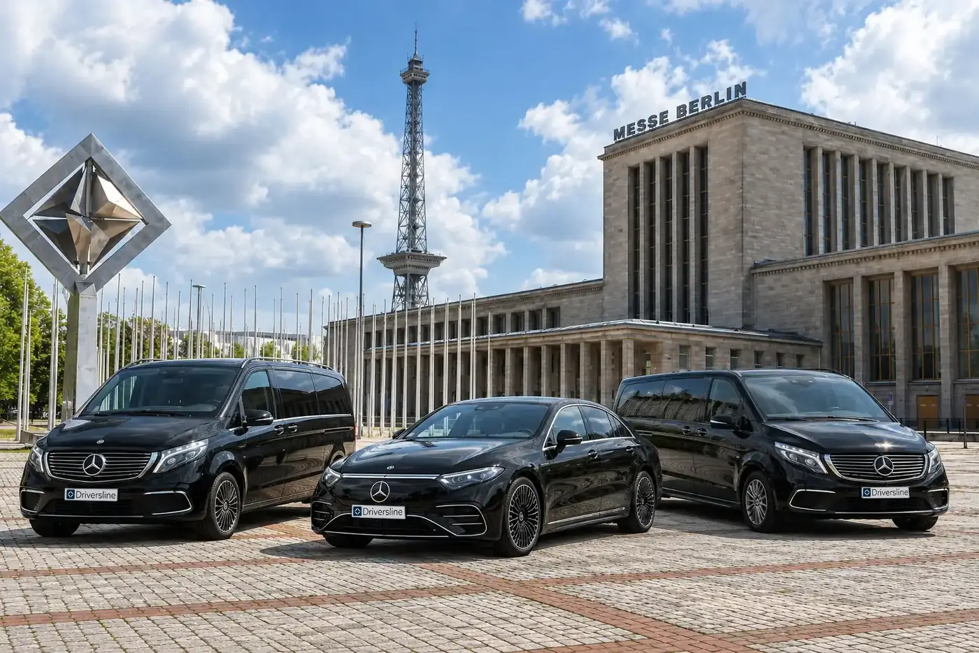 Zwei Mercedes-Benz Vans und eine Limousine von Driversline vor der Messe Berlin, dahinter der Funkturm