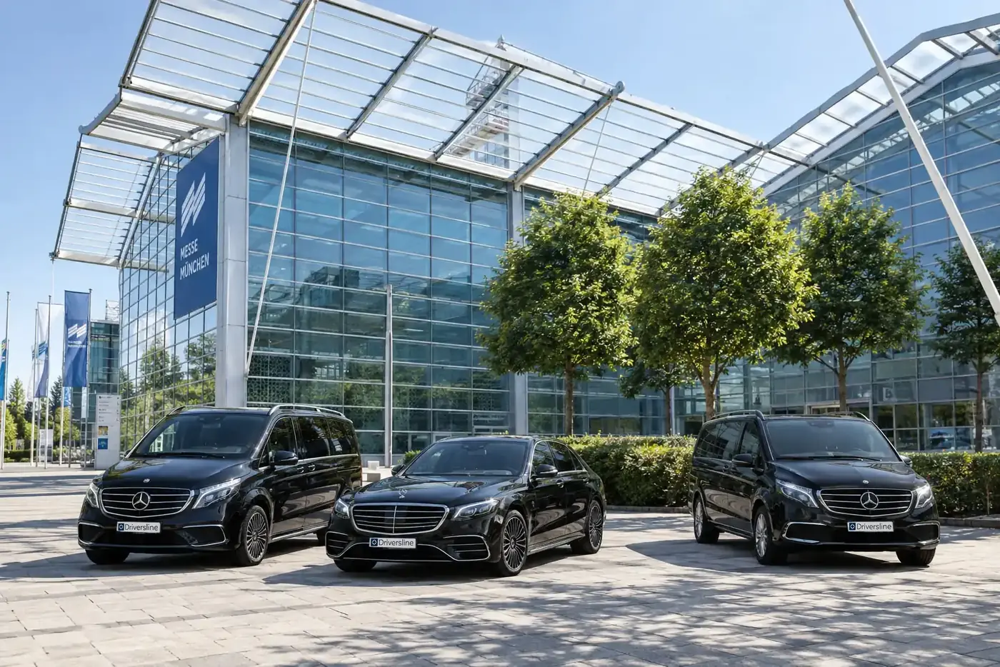 Zwei Mercedes-Benz Vans und eine S-Klasse von Driversline vor dem Eingang der Messe München