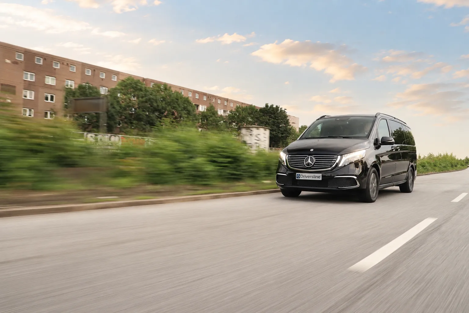 Schwarzer Mercedes-Benz EQV der Driversline Flotte in Fahrt