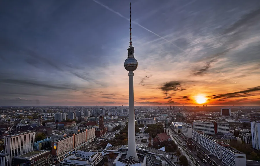 Blick über Berlin-Mitte mit dem Fernsehturm im Abendlicht