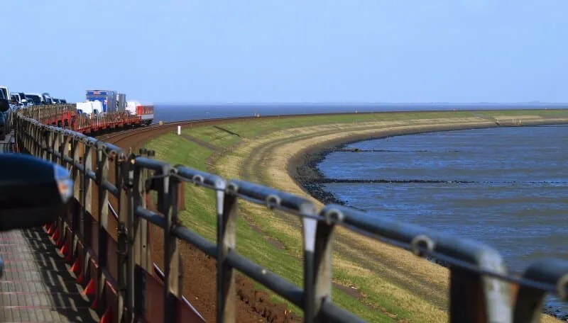 Blick auf den Autozug über den Hindenburgdamm nach Sylt, Wattenmeer im Hintergrund